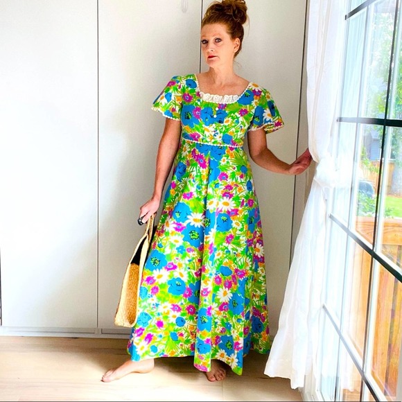 Vintage Dresses & Skirts - Women's Dress, 70s Vintage Floral Prints, Maxi Dress, Flutter Sleeve 6-8 Bold